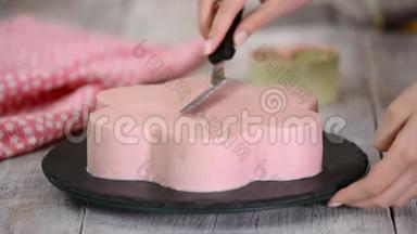 糕点厨师正在做一个粉红色的蛋糕，形状像一朵<strong>花</strong>。 <strong>系列</strong>。